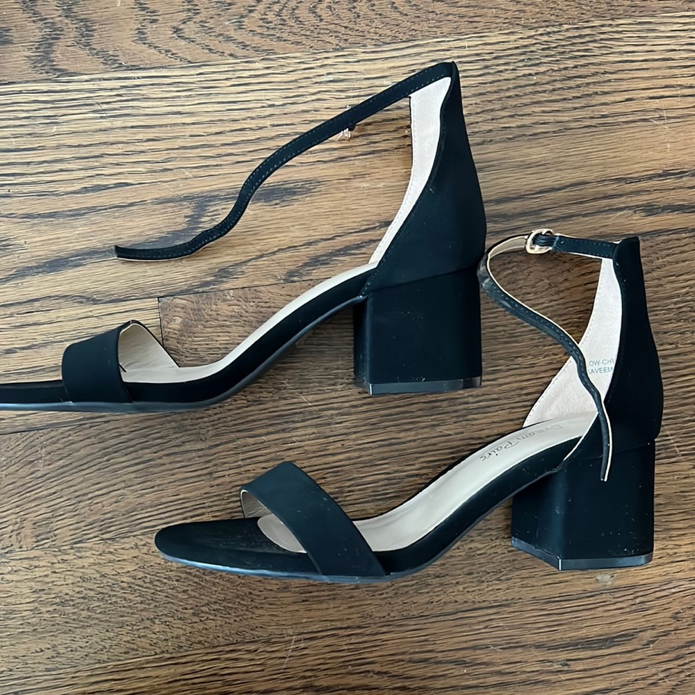 BLACK LOW STRAP HEELS